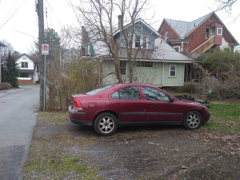 Parking - 523 W Beaver Ave