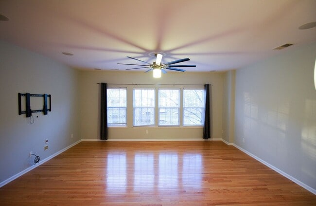 Building Photo - 264 W Bland St