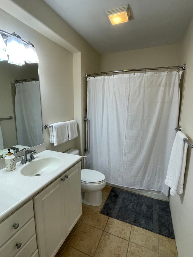 Building Photo - Top Floor Opukea Three Bedroom/Two Bathroom