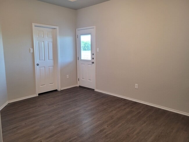 Building Photo - Luxury Duplex 3/2 in Seguin