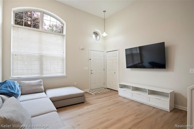 Building Photo - 420 Old Pine Way