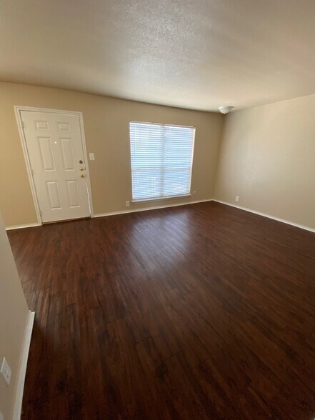 Building Photo - 2701 Green Oaks Rd