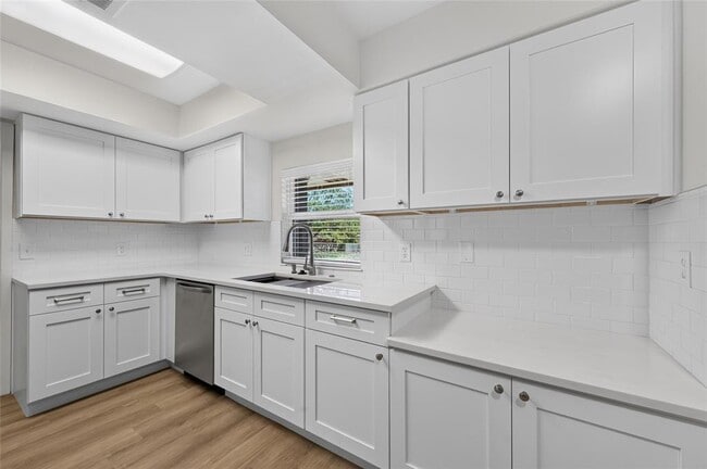 Building Photo - 503 Lakeway Dr