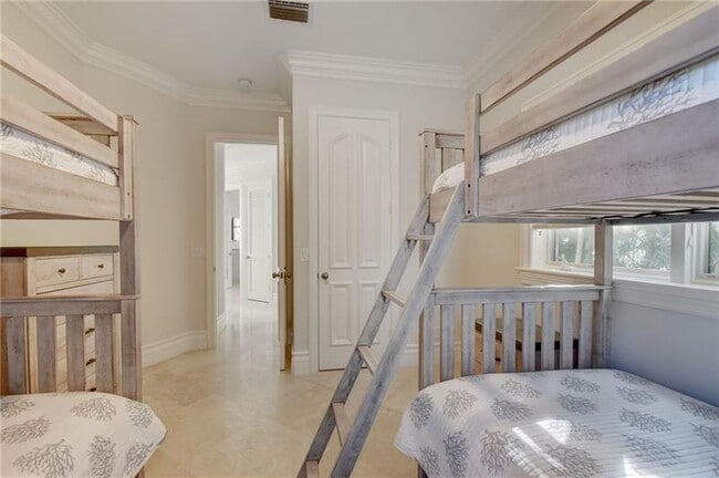 Building Photo - 1320 S Lakeside Dr