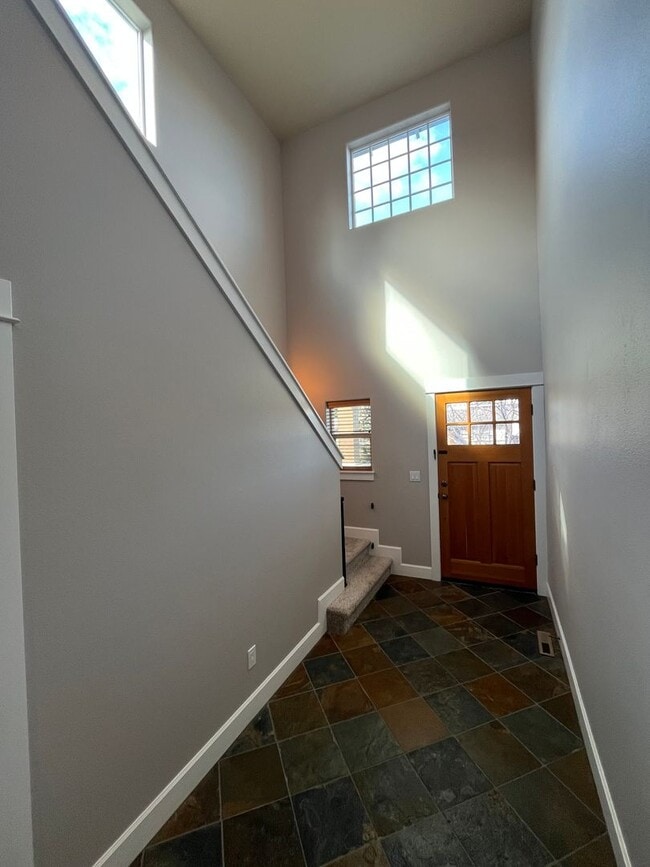 Building Photo - Beautiful and Spacious 4 Bed/2.5 Bath Home in NW Bend