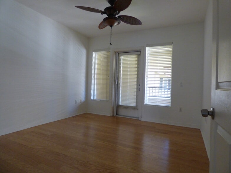 Primary bedroom - 301 W G St