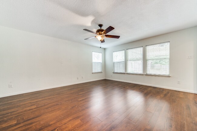 Building Photo - 10811 Marot Field