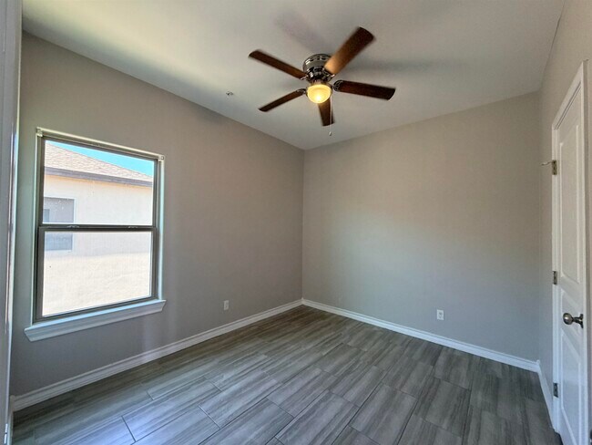 Building Photo - 5601 Cuenca Dr