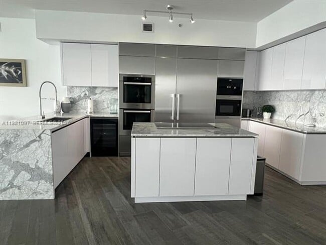 Building Photo - 5500 Island Estates Dr