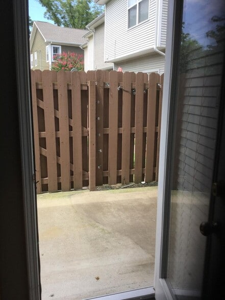 Fenced Back Patio - 2015B Beech Avenue