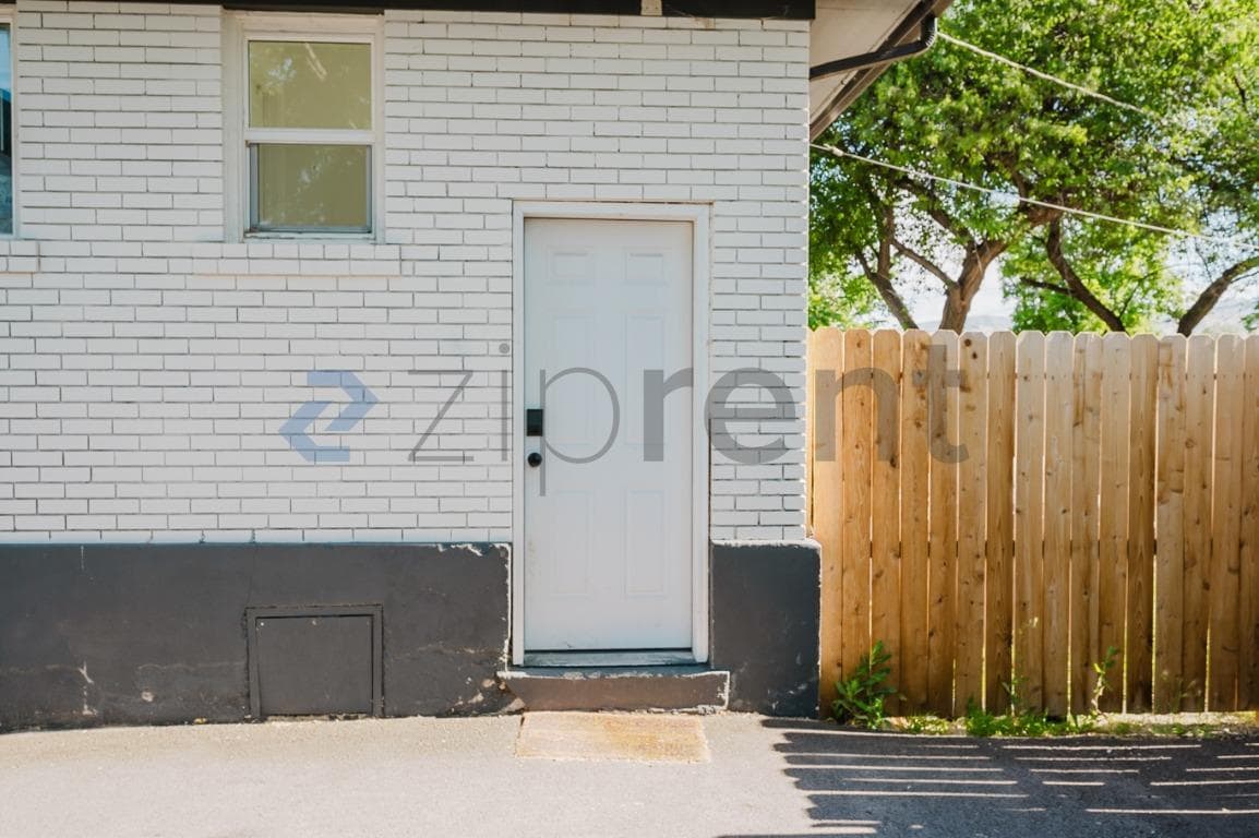 Building Photo - Unit B