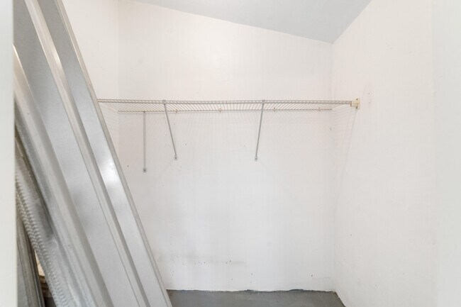 Building Photo - 2567 Dudley Dr W