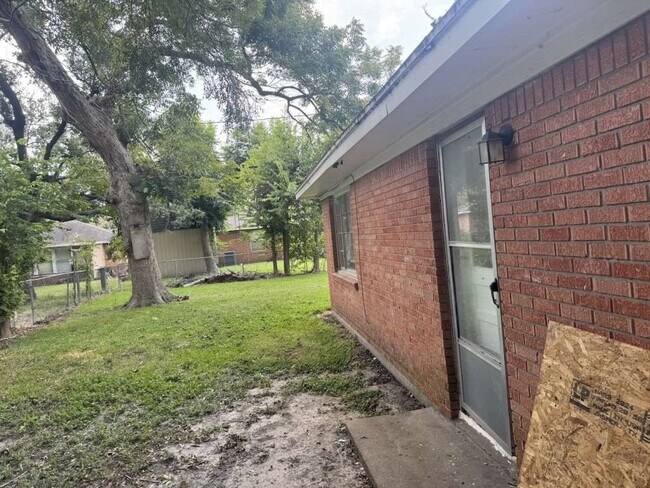 Building Photo - 121 E Riverwood Dr