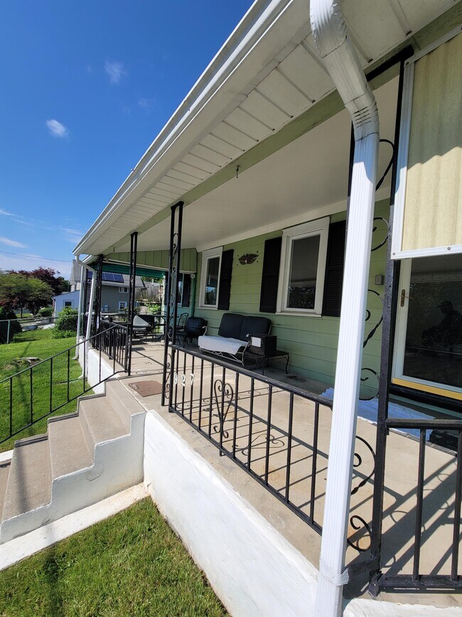 Building Photo - 927 Mt Pleasant Ave