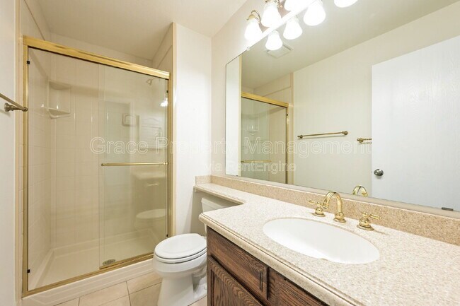 Building Photo - 580 E Kettle Ave