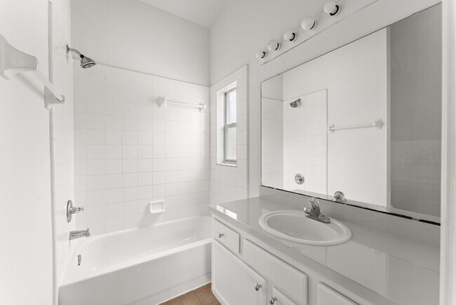 Building Photo - 3 bed with Solar heating Private Pool