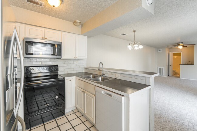 Building Photo - 5731 Easthampton Dr