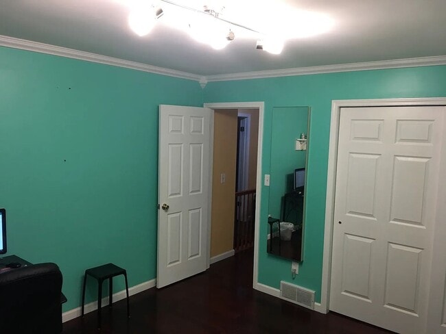 Building Photo - Beautifully Renovated Home in the Shaker School District – Prime Latham Location