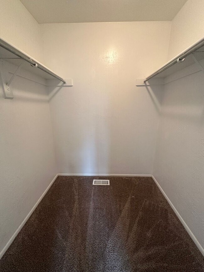 Building Photo - Beautiful 4-Bedroom, 2-Bath Home with Classic Layout and Large Yard