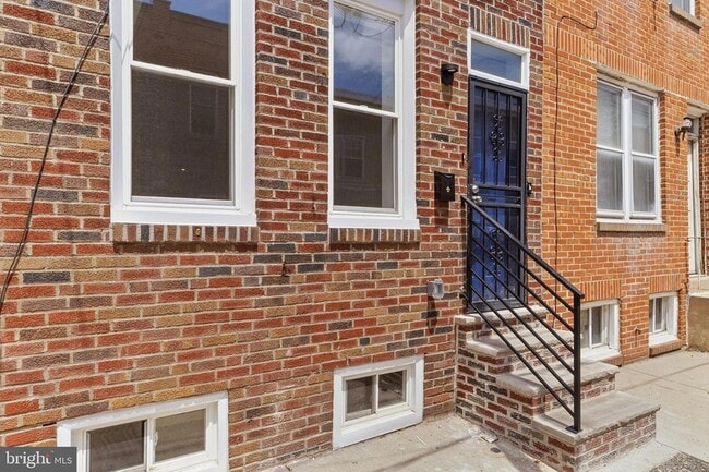 Building Photo - 2319 Cross St