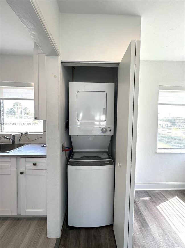 Building Photo - 1910 Biarritz Dr