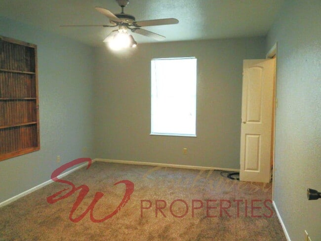 Building Photo - Charming 2 Bed / 2 Bath Home in Quiet Neighborhood + Bonus Room & Fenced Yard!