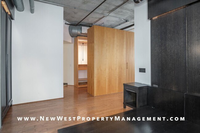 Building Photo - Modern East Village Loft at M2i, Small Pet OK! Available Now!