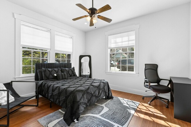 Building Photo - 1206 W 22 1/2 St