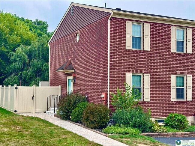 Primary Photo - 1443 Robert St