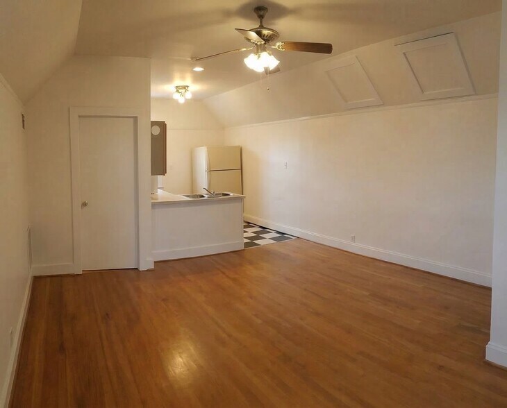 Building Photo - 707 E Brady St