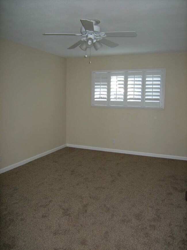Building Photo - Walking distance to Cambridge Elementary S...