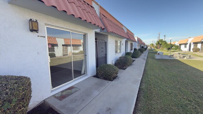 Building Photo - "Charming 1-Bedroom Condo Oasis in Phoenix - Your Perfect Urban Retreat!"