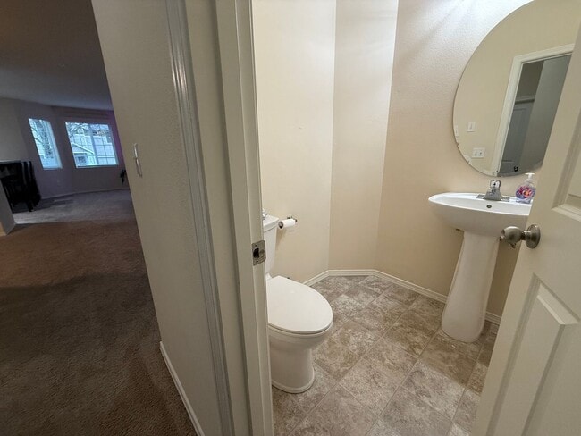 Building Photo - 3 Bedroom DuPont Condo for Rent