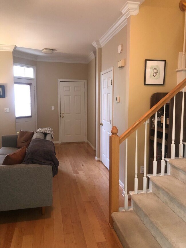 Building Photo - Beautifully Updated Townhome in Prime Carrboro Location – Walk to Downtown & Weaver Street Market