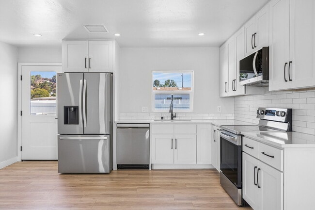 Building Photo - ***OPEN HOUSE - Friday 8/29 - 4-6pm***