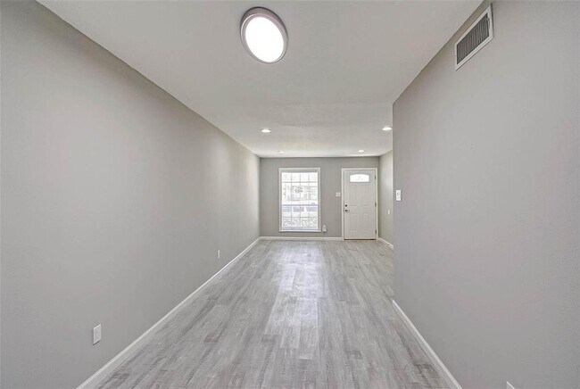 Building Photo - 1104 W Tri Oaks Ln