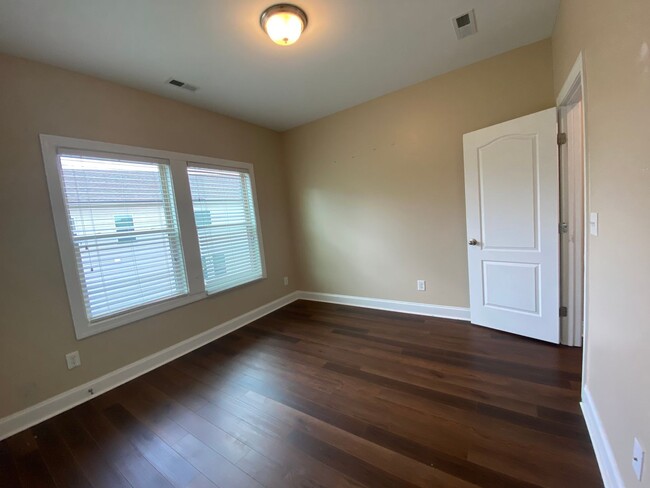 Building Photo - AVAILABLE NOW!-BUNGALOW STYLE HOME -JUST B...
