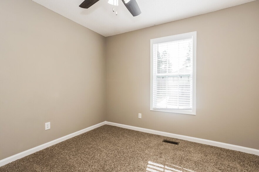 Building Photo - 385 River Trace Dr