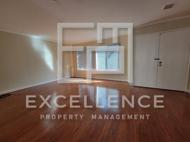 Building Photo - 3/2.5 Townhouse with 2 Car Garage,