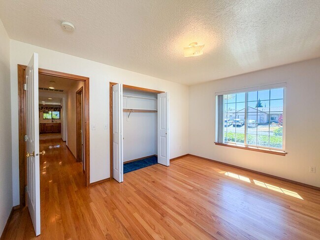 Building Photo - 364 SE Davis Ct