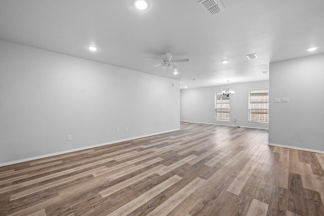 Building Photo - 5605 Jarvis St