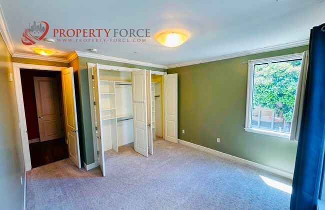 Building Photo - Beautiful 2 Bed 2 bath Available with grea...