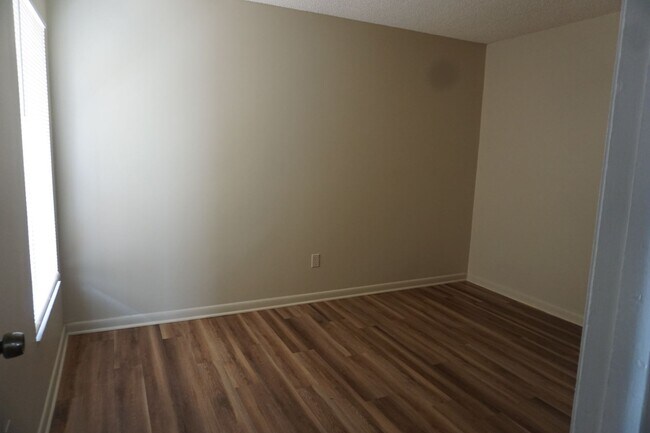 Building Photo - 2 bedroom 2 Bathroom close to NAS Jax