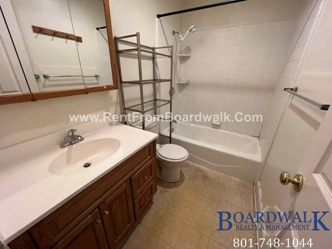 Building Photo - 2247 E Lambourne Ave