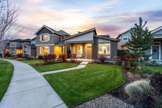 Building Photo - Triple Ridge 3 bed 3 bath home, Pool Access, A/C, Flexible Living Space!