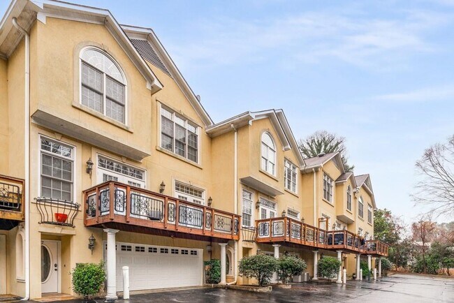 Building Photo - 331 Carpenter Dr NE