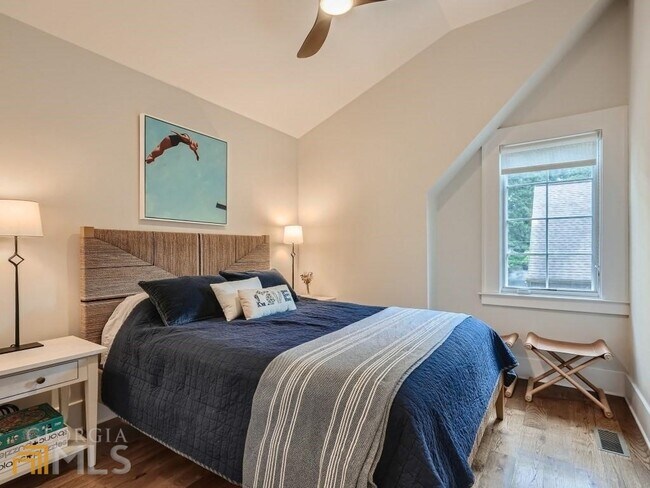 Building Photo - 3312 W Shadowlawn Ave NE