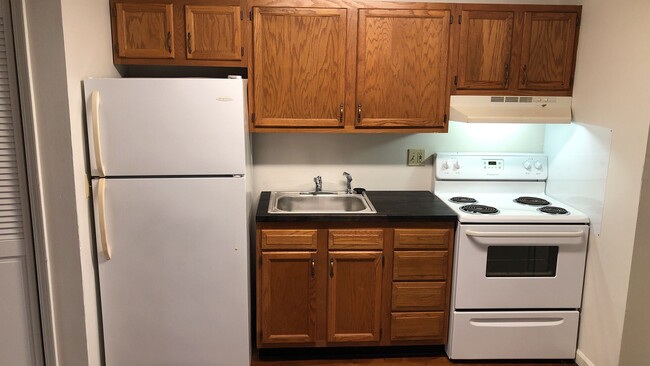 Building Photo - 1 Bedroom Avail AUG 2025;  $840 Monthly. W...