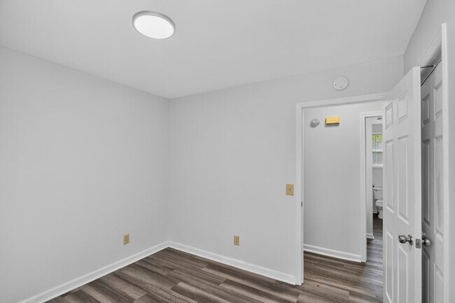 Building Photo - 1009 Lynndale Dr