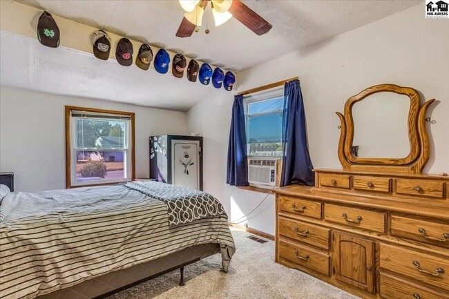 Building Photo - Beautiful 4-Bedroom, 1.5 Bathroom Home